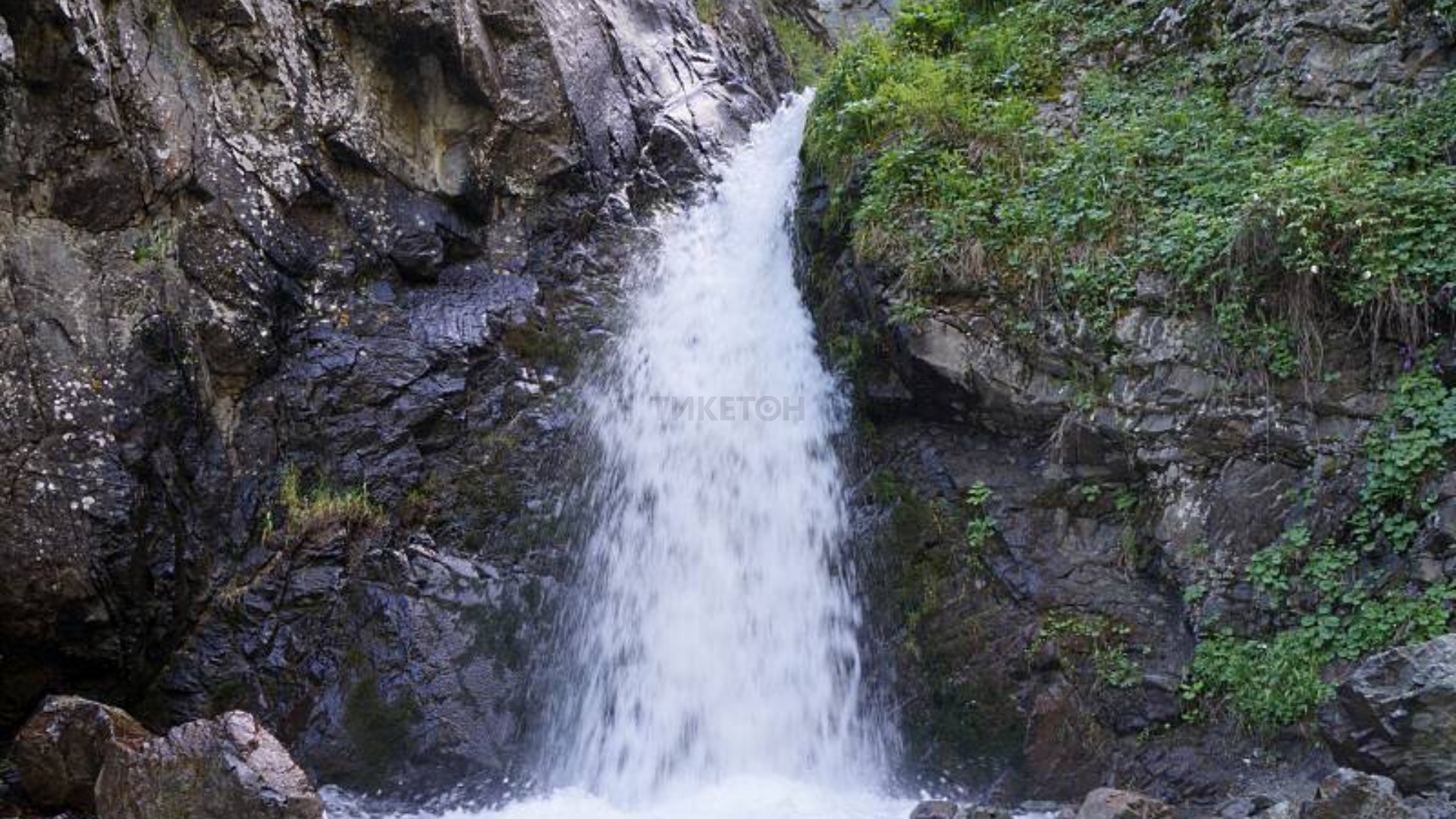 Водопады ая. Тургеньский водопад Алматы. Аюсай ущелье водопад. Водопад АК сай Киргизия. Дигорское ущелье фото летом.